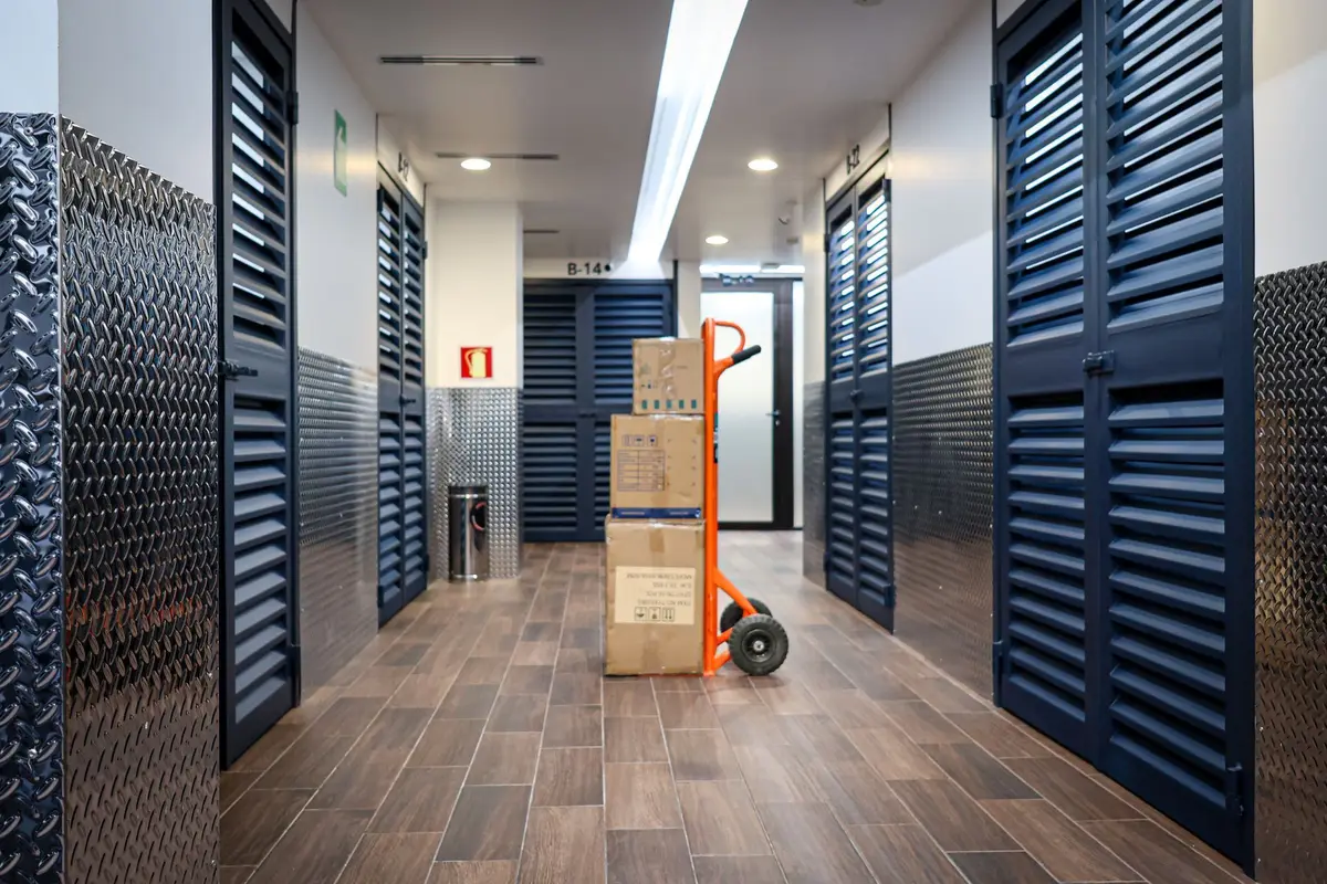 Pasillo de bodegas con puertas azules, Espacio 11.